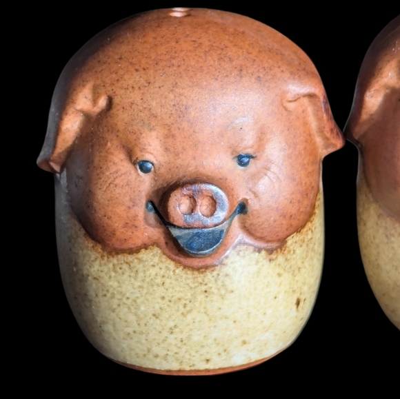 SOLD Vintage Mid Century Modern Happy Pig Shaped Salt and Pepper Shakers - Picture 3 of 9